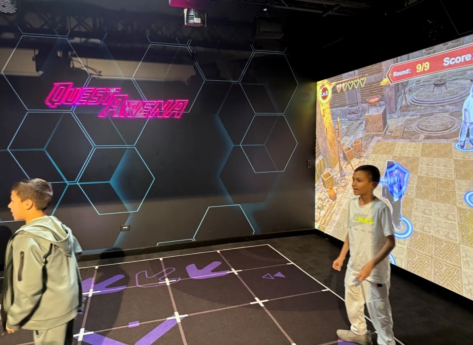 Quest Arena immersive play
